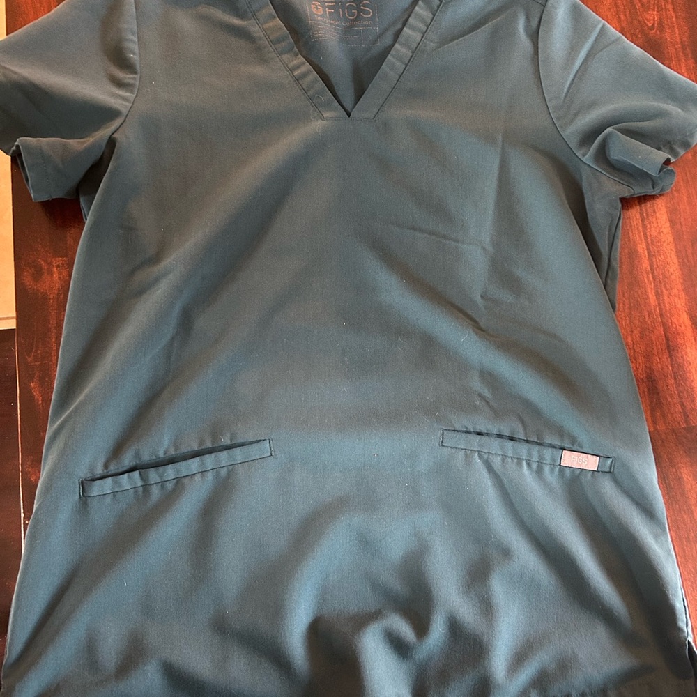 Women’s Figs scrub top Medium